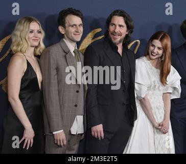 Los Angeles, Stati Uniti. 14th Dec, 2022. I membri del cast Hadley Robinson, Harry Melling, Christian Bale e Lucy Boynton (L-R) partecipano alla prima del thriller cinematografico "The pale Blue Eye" al DGA Theater di Los Angeles mercoledì 14 dicembre 2022. Trama: Un detective stanco di tutto il mondo viene assunto per indagare sull'assassinio di un cadetto di West Point. Bloccato dal codice di silenzio dei cadetti, egli arruola uno dei loro per aiutare a svelare il caso - un giovane uomo il mondo sarebbe venuto a conoscere come Edgar Allan PoE. Foto di Jim Ruymen/UPI Credit: UPI/Alamy Live News Foto Stock