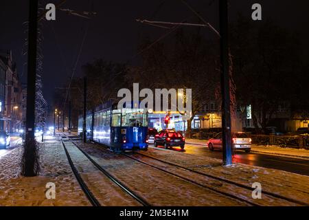 Friburgo, Germania. 15th Dec, 2022. Un tram corre sul fondo innevato, mentre le auto sono visibili a sinistra e a destra. Le temperature gelide e il pericoloso mix di gelo e umidità potrebbero trasformare le strade in pericolosi pendii scivolosi entro giovedì, soprattutto nel sud del paese. I meteorologi avvertono della cosiddetta pioggia gelida, che sta gelando la pioggia o l'umidità. La situazione meteorologica ha un "forte potenziale meteorologico". Credit: Philip von Ditfurth/dpa/Alamy Live News Foto Stock