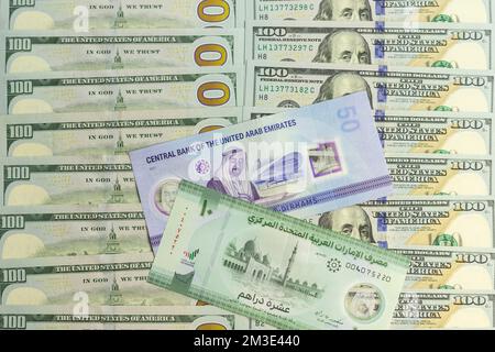 UAE nuove 50 dirham e nuove 10 dirham Polymer Bank Notes su una nuova US 100 dollari fatture Foto Stock