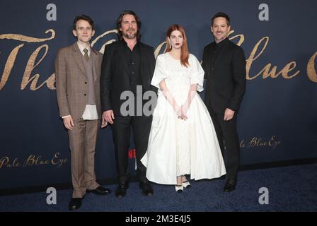 Harry Melling, Christian Bale, Lucy Boynton, Scott Cooper, alla "pale Blue Eye" di Los Angeles Premiere al DGA Theater di Los Angeles, California, USA il 14 dicembre 2022. Foto di dati Sadou/ABACAPRESS.COM Foto Stock