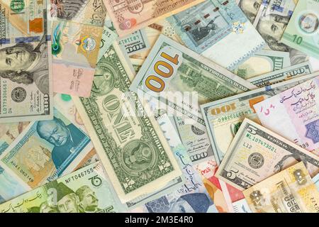 Una raccolta di varie valute provenienti da paesi Foto Stock