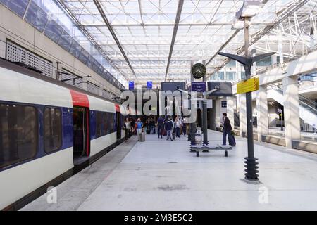 PARIGI - 10 SETTEMBRE: Aeroporto Charles de Gaulle interno il 10 settembre 2014 a Parigi, Francia. Aeroporto Charles de Gaulle di Parigi, noto anche come Roissy Foto Stock