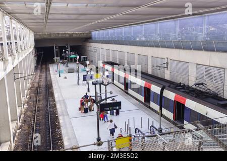 PARIGI - 10 SETTEMBRE: Aeroporto Charles de Gaulle interno il 10 settembre 2014 a Parigi, Francia. Aeroporto Charles de Gaulle di Parigi, noto anche come Roissy Foto Stock