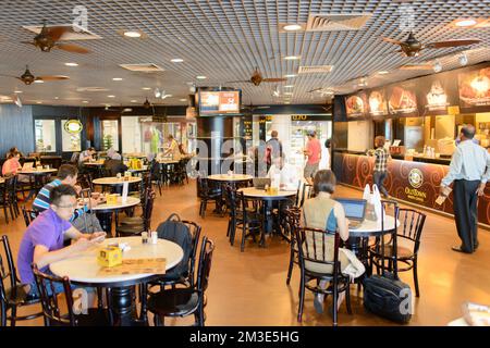 KUALA-LUMPUR - 06 MAGGIO: Interno del cafè dell'aeroporto il 06 maggio 2014 a Kuala-Lumpur, Malesia. L'Aeroporto Internazionale di Kuala Lumpur e' il principale internat della Malesia Foto Stock