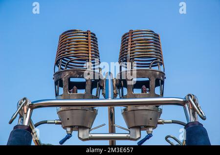 Un primo piano di palloncini ad aria calda brucia gas su sfondo cielo blu Foto Stock