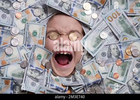 Denaro vincitore. Vincere soldi, grande fortuna. I bambini si dirigono in denaro. Faccia divertente del capretto sui soldi dei dollari. Foto Stock