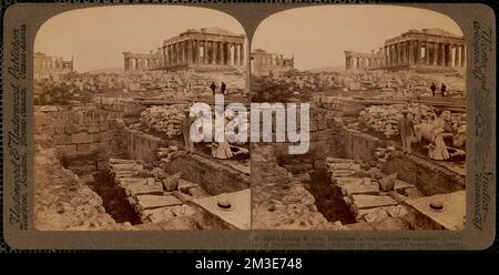 Guardando e da Propylaea attraverso l'Acropoli in rovina fino all'estremità occidentale del Partenone, Atene, templi greci, siti archeologici, Partenone Atene, Grecia. Collezione Nicholas Catsimpoolas Foto Stock