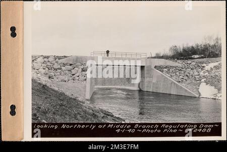 Guardando verso nord alla diga di regolazione di filiale centrale, serbatoio di Quabbin, Mass., 1 aprile 1940 : il pacco no. 570-- , opere d'acqua, serbatoi strutture di distribuzione dell'acqua, ingegneria, dighe strutture idrauliche, ponti opere costruite Foto Stock