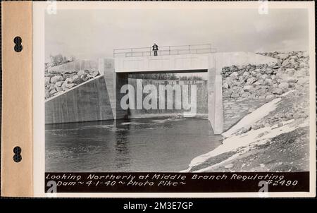 Guardando verso nord alla diga di regolazione di filiale centrale, serbatoio di Quabbin, Mass., 1 aprile 1940 : il pacco no. 570-- , opere d'acqua, serbatoi strutture di distribuzione dell'acqua, ingegneria, dighe strutture idrauliche, ponti opere costruite Foto Stock