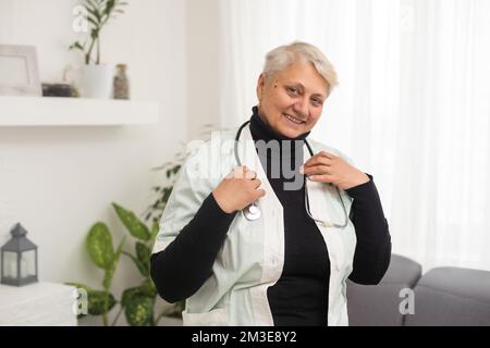 una donna anziana dottore. Concetto di assistenza sanitaria Foto Stock