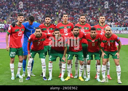 Al Khor, Katar. 14th Dec, 2022. Foto di squadra, squadra, squadra, foto di squadra, da sinistra a destra: DARI Achraf (MAR), portiere BONO BOUNOU Yassine (MAR), MAZRAOUI Noussair (MAR), EL YAMIQ Jawad (MAR), EN-NESYRI Youssef (MAR), SAISS Romain (MAR). Credit: dpa/Alamy Live News Foto Stock