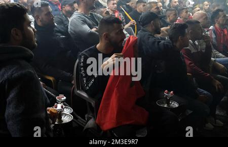 GERUSALEMME, ISRAELE - 14 DICEMBRE: I Palestinesi guardano la partita di calcio del Qatar 2022 tra il Marocco e la Francia il 14 dicembre 2022 a Gerusalemme est, Israele. Il Marocco è stato il primo team africano nella storia dei Mondiali a raggiungere le semifinali. Credit: Eddie Gerald/Alamy Live News Foto Stock