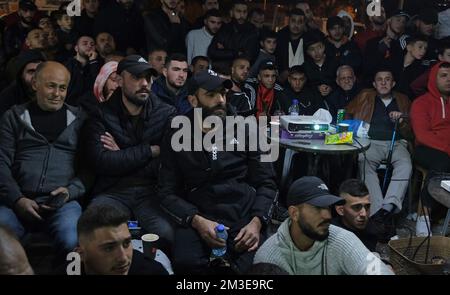 GERUSALEMME, ISRAELE - 14 DICEMBRE: I Palestinesi guardano la partita di calcio del Qatar 2022 tra il Marocco e la Francia il 14 dicembre 2022 a Gerusalemme est, Israele. Il Marocco è stato il primo team africano nella storia dei Mondiali a raggiungere le semifinali. Credit: Eddie Gerald/Alamy Live News Foto Stock