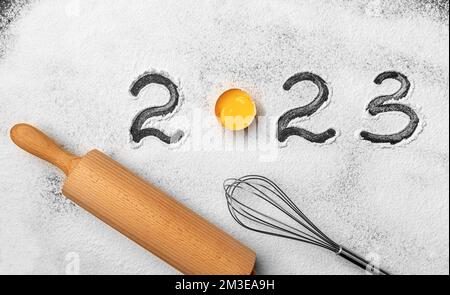 L'iscrizione 2023 sulla farina sul tavolo della cucina. Foto Stock