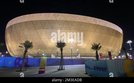 Zum Coppa del mondo FIFA Qatar 2022 finale zwischen Argentinien und Frankreich im Lusail Stadium am 18 dicembre 2022 a Lusail City, Qatar. A LUSAIL CITY, QATAR - 18 DICEMBRE: Coppa del mondo FIFA Qatar 2022 incontro finale tra Argentina e Francia al Lusail Stadium il 18 dicembre 2022 a Lusail City, Qatar. Finalstadion Lusial © diebilderwelt / Alamy Stock Foto Stock