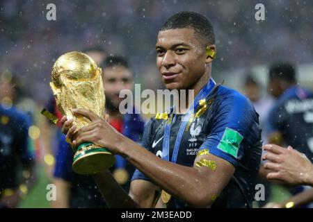 Zum Coppa del mondo FIFA Qatar 2022 finale zwischen Argentinien und Frankreich im Lusail Stadium am 18 dicembre 2022 a Lusail City, Qatar. A LUSAIL CITY, QATAR - 18 DICEMBRE: Coppa del mondo FIFA Qatar 2022 incontro finale tra Argentina e Francia al Lusail Stadium il 18 dicembre 2022 a Lusail City, Qatar. Kyliane Mbappe of France mit dem WM Pokal World Fussball Weltmeister 2018 Frankreich finale Weltmeisterschaftsfinale Frankreich - Kroatien 4:2 15.7.2018 im Luzhniki Stadion Moskau Fussball Weltmeisterschaft Russland 2018 Coppa del mondo FIFA Russia 2018 © dietelderwelt / Alamy Stock Foto Stock