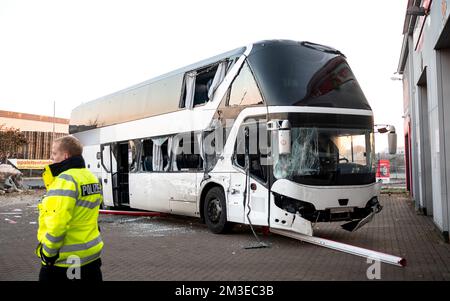 15 dicembre 2022, bassa Sassonia, Winsen (Luhe): Un pullman danneggiato si trova in un parcheggio dopo un incidente. Sei persone sono state ferite nella collisione di due autobus in una zona commerciale il giovedì mattina. (A dpa 'sei feriti in incidente di autobus a Winsen') Foto: Daniel Bockwoldt/dpa Foto Stock