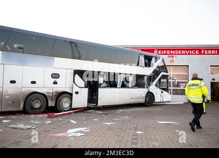 15 dicembre 2022, bassa Sassonia, Winsen (Luhe): Un pullman danneggiato si trova in un parcheggio dopo un incidente. Sei persone sono state ferite nella collisione di due autobus in una zona commerciale il giovedì mattina. (A dpa 'sei feriti in incidente di autobus a Winsen') Foto: Daniel Bockwoldt/dpa Foto Stock