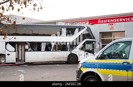 15 dicembre 2022, bassa Sassonia, Winsen (Luhe): Un pullman danneggiato si trova in un parcheggio dopo un incidente. Sei persone sono state ferite nella collisione di due autobus in una zona commerciale il giovedì mattina. (A dpa 'sei feriti in incidente di autobus a Winsen') Foto: Daniel Bockwoldt/dpa Foto Stock