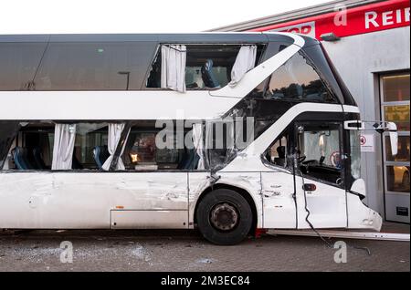 15 dicembre 2022, bassa Sassonia, Winsen (Luhe): Un pullman danneggiato si trova in un parcheggio dopo un incidente. Sei persone sono state ferite nella collisione di due autobus in una zona commerciale il giovedì mattina. (A dpa 'sei feriti in incidente di autobus a Winsen') Foto: Daniel Bockwoldt/dpa Foto Stock