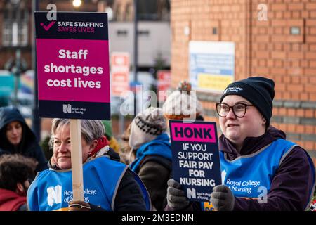 Leeds, Regno Unito. 15th dicembre 2022. Infermieri e altro personale medico sono in piedi su una linea picket a Leeds General Infirmary, West Yorkshire, intraprendendo un attacco industriale contro la retribuzione. Credit: Bradley Taylor / Alamy News Foto Stock