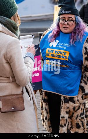 Leeds, Regno Unito. 15th dicembre 2022. Infermieri e altro personale medico sono in piedi su una linea picket a Leeds General Infirmary, West Yorkshire, intraprendendo un attacco industriale contro la retribuzione. Credit: Bradley Taylor / Alamy News Foto Stock