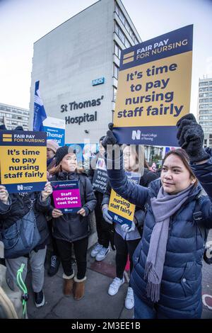 Westminster, Londra, Regno Unito. 15th Dec, 2022. Gli infermieri al di fuori del St Thomas’ Hospital stanno facendo grandi passi in questa storia, con l’assistenza ai pazienti in Inghilterra, Galles e Irlanda del Nord a dover affrontare delle difficoltà. 15th dicembre 2022, Westminster, Londra, Regno Unito Credit: Clickpics/Alamy Live News Foto Stock