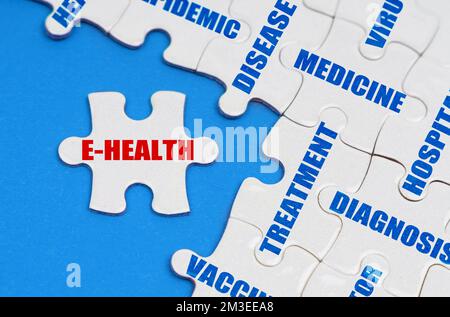 Medicina e concetto di salute. Sulla superficie blu, puzzle con iscrizioni mediche, su un puzzle separato è scritto - e-HEALTH Foto Stock