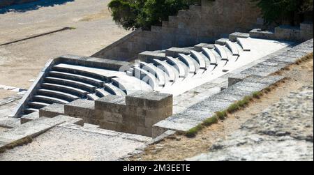 Odeon un classico teatro all'aperto greco. Antico teatro con sedie e scale in marmo. L'Acropoli di Rodi. Monte Smith Hill, isola di Rodi, Grecia Foto Stock