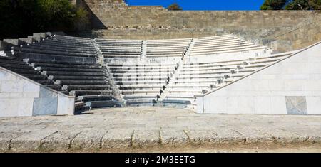 Odeon un classico teatro all'aperto greco. Antico teatro con sedie e scale in marmo. L'Acropoli di Rodi. Monte Smith Hill, isola di Rodi, Grecia Foto Stock