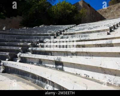 Odeon un classico teatro all'aperto greco. Antico teatro con sedie e scale in marmo. L'Acropoli di Rodi. Monte Smith Hill, isola di Rodi, Grecia Foto Stock