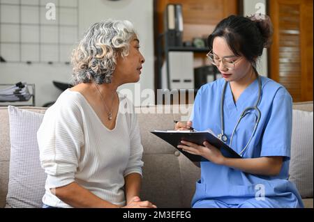 Paziente anziana asiatica stressata e preoccupata che discute il risultato del controllo medico con il suo medico nell'ufficio dell'ospedale. Foto Stock