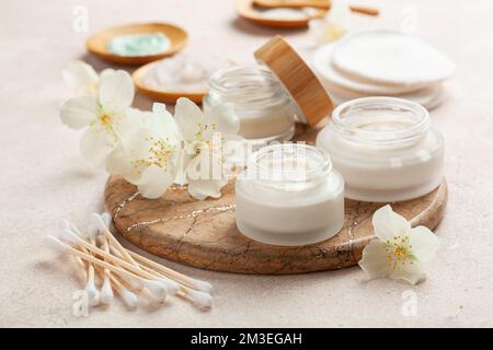 prodotti per la cura della pelle e fiori di gelsomino. zero rifiuti cosmetici ecologici naturali per la casa termale Foto Stock