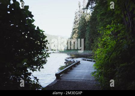 Una bella vista di un molo sul lago Sasamat, Canada, British Columbia in primavera Foto Stock