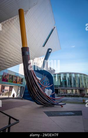 Scultura Big Sweep di Claes Oldenburg e Coosje Van Bruggen, 2006, Denver Art Museum, Colorado, USA Foto Stock