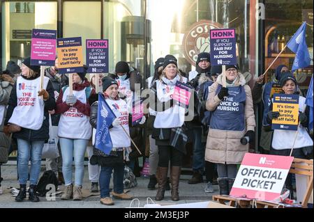 Queen Elizabeth Hospital Birmingham, 15th dicembre 2022. Gli infermieri del NHS cantano per la giusta retribuzione al di fuori del Queen Elizabeth Hospital di Birmingham, nonostante le temperature molto fredde. Sono in sciopero di fila sulla retribuzione, causando un'interruzione dei servizi all'interno del servizio sanitario. Gli appuntamenti e le operazioni dell'NHS sono stati annullati a causa dello sciopero, con il servizio sanitario che gestisce un servizio in stile festivo bancario in molte aree. La RCN ha chiesto un aumento degli stipendi al 5% sopra l’inflazione, anche se ha indicato che accetterebbe un’offerta più bassa. Quando ha presentato la cifra del 5% alla revisione indipendente delle retribuzioni bo Foto Stock