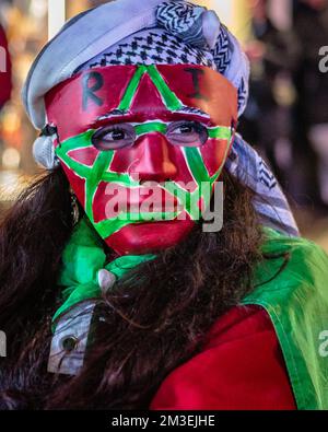 Un tifoso di calcio marocchino a Piccadilly si presenta per celebrare il continuo successo della squadra di calcio marocchina al Qatar 2022. Foto Stock