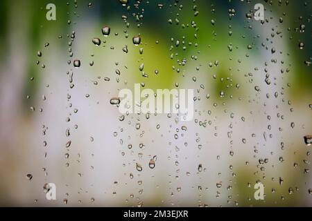 Il paesaggio fuori dalla finestra in una giornata piovosa Foto Stock