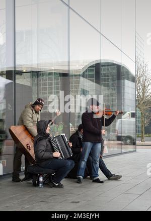 Quartetto di musica folk che si esibisce per strada ad Amsterdam, Olanda Foto Stock