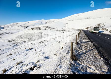 UK Weather:Snow, Ice, e temperature fredde su A44 strada principale in Powys, Mid Wales.The A44 strada principale attraverso Mid Wales è stato salato, gritted, da, Powys County Council. Foto scattate su alta sezione della strada rurale, di montagna, vicino Llangurig.Powys County Council ha 5.500 chilometri di autostrada, e, sali, grits, la, strade principali prima. Bus,servizio,camion,furgone bianco, consegna,veicoli,auto, in grado,di,guidare,attraverso,l'inverno,dicembre,condizioni. Lay by, layby,with SOS,Emergency,phone,service,for,breakdown,guasti. Foto Stock