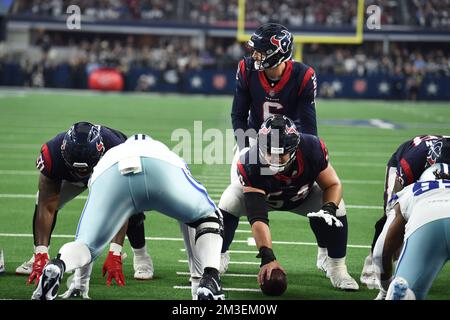 Jeff Driskel (6) valuta la difesa prima del gioco alla linea di 1 yardline durante la partita di calcio della NFL tra gli Houston Texa Foto Stock