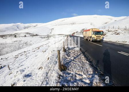 UK Weather:Snow, Ice, e temperature fredde su A44 strada principale in Powys, Mid Wales.The A44 strada principale attraverso Mid Wales è stato salato, gritted, da, Powys County Council. Foto scattate su alta sezione della strada rurale, di montagna, vicino Llangurig.Powys County Council ha 5.500 chilometri di autostrada, e, sali, grits, la, strade principali prima. Bus,servizio,camion,furgone bianco, consegna,veicoli,auto, in grado,di,guidare,attraverso,l'inverno,dicembre,condizioni. Lay by, layby,with SOS,Emergency,phone,service,for,breakdown,guasti. Foto Stock