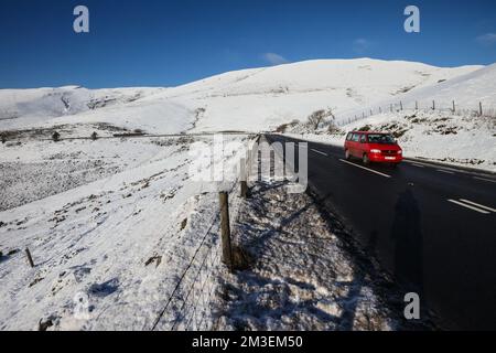 UK Weather:Snow, Ice, e temperature fredde su A44 strada principale in Powys, Mid Wales.The A44 strada principale attraverso Mid Wales è stato salato, gritted, da, Powys County Council. Foto scattate su alta sezione della strada rurale, di montagna, vicino Llangurig.Powys County Council ha 5.500 chilometri di autostrada, e, sali, grits, la, strade principali prima. Bus,servizio,camion,furgone bianco, consegna,veicoli,auto, in grado,di,guidare,attraverso,l'inverno,dicembre,condizioni. Lay by, layby,with SOS,Emergency,phone,service,for,breakdown,guasti. Foto Stock