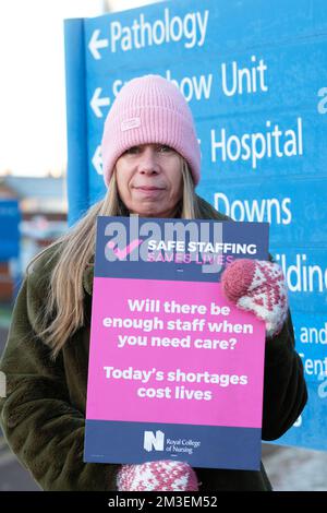 Hereford Hospital, Hereford, Regno Unito – giovedì 15th dicembre 2022 – membri del Royal College of Nursing ( RCN ) in sciopero al di fuori della Stonebow Unit ( assistenza sanitaria mentale ) All'Hereford Hospital a temperature ben al di sotto dello zero - questo è il primo dei due giorni di sciopero previsti in dicembre e il primo giorno di sciopero da quando l'Unione è stata fondata nel 1916. Foto Steven Maggio / Alamy Live News Foto Stock