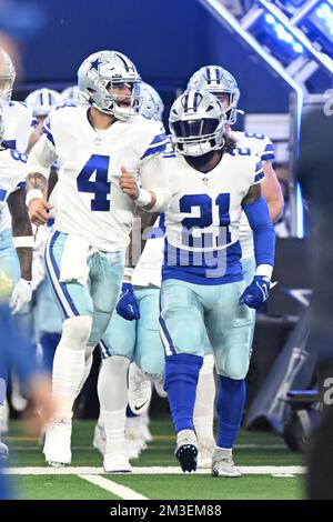 Dak Prescott dei Dallas Cowboys (4) e i Dallas Cowboys che corrono indietro Ezekiel Elliott (21) prendono il campo per la partita di football della NFL tra il Foto Stock