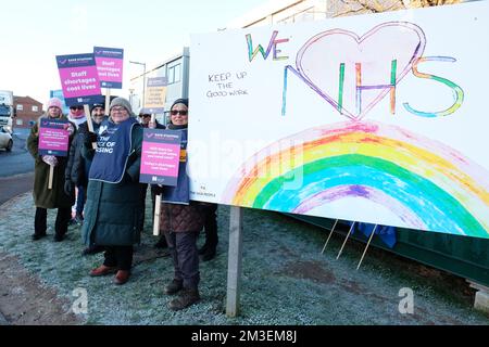 Hereford Hospital, Hereford, Regno Unito – giovedì 15th dicembre 2022 – membri del Royal College of Nursing ( RCN ) in sciopero al di fuori della Stonebow Unit ( assistenza sanitaria mentale ) All'Hereford Hospital a temperature ben al di sotto dello zero - questo è il primo dei due giorni di sciopero previsti in dicembre e il primo giorno di sciopero da quando l'Unione è stata fondata nel 1916. Foto Steven Maggio / Alamy Live News Foto Stock