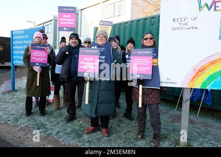 Hereford Hospital, Hereford, Regno Unito – giovedì 15th dicembre 2022 – membri del Royal College of Nursing ( RCN ) in sciopero al di fuori della Stonebow Unit ( assistenza sanitaria mentale ) All'Hereford Hospital a temperature ben al di sotto dello zero - questo è il primo dei due giorni di sciopero previsti in dicembre e il primo giorno di sciopero da quando l'Unione è stata fondata nel 1916. Foto Steven Maggio / Alamy Live News Foto Stock