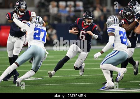 Jeff Driskel (6) divide la difesa durante la partita di football della NFL tra gli Houston Texans e i Dallas Cowboys su Dee Foto Stock