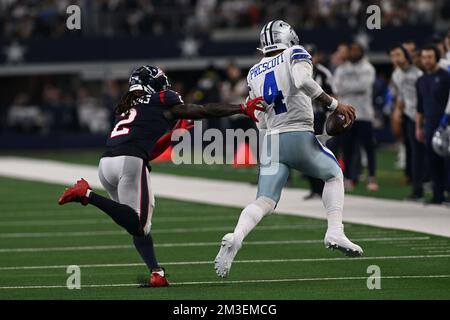 Dak Prescott di Dallas Cowboys (4) si rimescola per 9 metri ed è inseguito fuori dai limiti da Houston Texans Cornerback Tavierre Thomas (2) con 2: Foto Stock