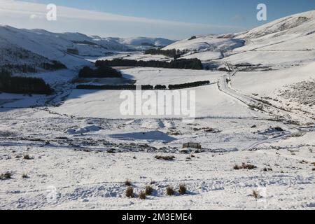 UK Weather:Snow, Ice, e temperature fredde su A44 strada principale in Powys, Mid Wales.The A44 strada principale attraverso Mid Wales è stato salato, gritted, da, Powys County Council. Foto scattate su alta sezione della strada rurale, di montagna, vicino Llangurig.Powys County Council ha 5.500 chilometri di autostrada, e, sali, grits, la, strade principali prima. Bus,servizio,camion,furgone bianco, consegna,veicoli,auto, in grado,di,guidare,attraverso,l'inverno,dicembre,condizioni. Lay by, layby,with SOS,Emergency,phone,service,for,breakdown,guasti. Foto Stock